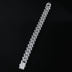Gros plan du bracelet à maillons cubains 15mm en argent serti de diamants baguettes