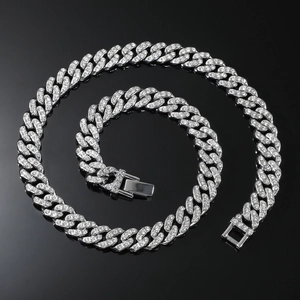 Gros plan d'une chaîne cubaine de 12 mm avec cristaux blancs sur fond noir miroir