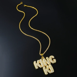 Collier hip hop doré avec pendentif KING serti de strass brillants et chaîne de torsion