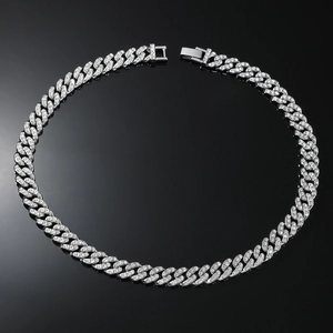 Collier chaîne cubaine de 12 mm argenté serti de strass sur fond miroir noir