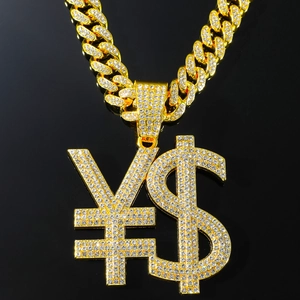 Collier gourmette dorée avec pendentifs symboles dollar et yen sertis de strass brillants