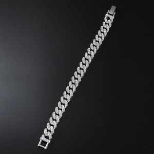 Dettaglio macro del bracciale cubano hip hop argentato con pavé di diamanti e chiusura