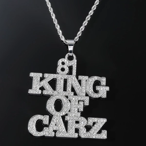 Dettaglio macro del ciondolo King of Carz 81 ghiacciato con catena a corda argento