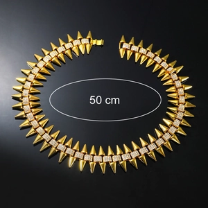 Collier gourmette punk doré de 50 cm avec pointes et strass étincelants