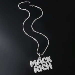 Makroaufnahme der silbernen Hip-Hop MACK RICH Kette mit funkelnden Kristallen