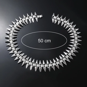 Détail macro du collier punk à pointes serti de diamants, longueur de 50 cm affichée