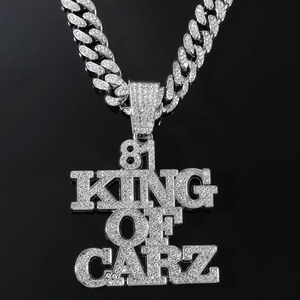 Gros plan du pendentif 81 King of Carz serti de strass sur une chaîne cubaine argentée chic