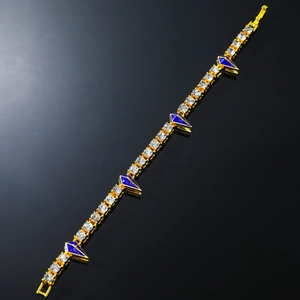 Détail du bracelet doré avec triangles en émail bleu et oxydes de zirconium ronds