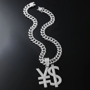 Détail d'une chaîne cubaine hip-hop argentée avec pendentif dollar et yen serti de strass