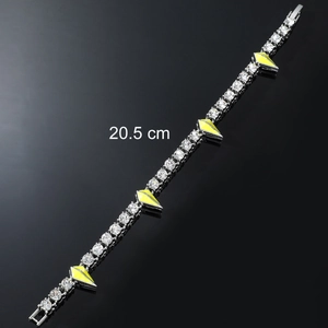 Bracelet de tennis serti de strass avec breloques jaunes et mesure de 20,5 cm