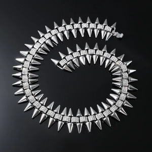 Collier chaîne cubaine hip hop avec pointes coniques agressives et cristaux blancs
