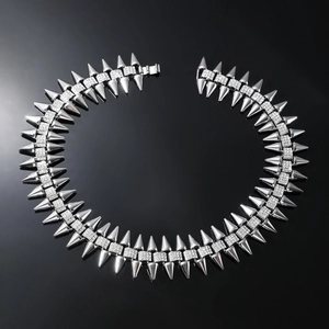 Détail macro du collier motard argenté avec pavé de zircons et pointes coniques