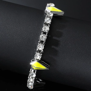 Détail macro du bracelet tennis argenté avec oxydes de zirconium et triangles néon