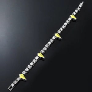 Détail macro du bracelet tennis argenté avec zircons et pendentifs en émail jaune