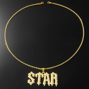 Détail du pendentif lettre STAR serti de diamants sur chaîne torsadée dorée
