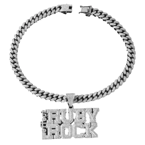 Chaîne cubaine argentée hip-hop avec un grand pendentif lettre Ruby Rock givré