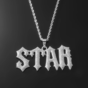 Détail du pendentif STAR argenté avec cristaux étincelants et chaîne torsadée style hip-hop