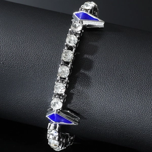 Bracelet tennis hip hop argenté avec strass brillants et détails en émail bleu