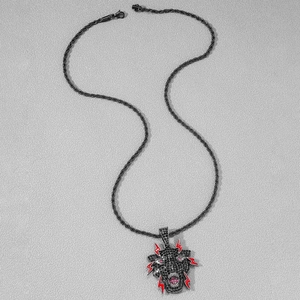 Collier hip hop panthère noire avec cristaux sertis et motifs d'éclairs rouges vifs