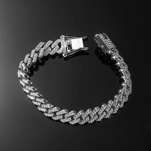 Dettaglio del bracciale cubano hip-hop in argento con diamanti e chiusura a incastro