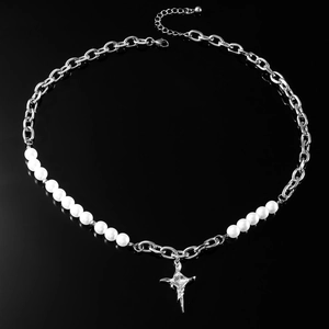 Collana con ciondolo a stella con perle e catena d'argento dal design moderno e minimale