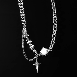 Collier en acier titane avec pendentif étoile et pierre œil de chat sur fond noir
