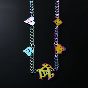 Collana in acciaio al titanio arcobaleno con ciondoli poker e motivi emoji