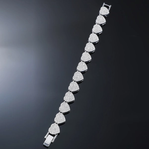 Détail macro du bracelet à maillons cœur argenté serti de zircons avec fermoir déployant