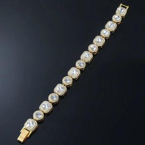 Dettaglio del bracciale hip hop dorato con cristalli quadrati e pavé di diamanti