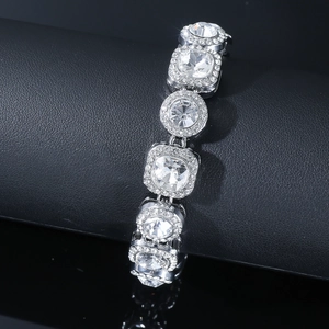 Macro dettaglio del bracciale hip hop con pietre argentate quadrate e rotonde