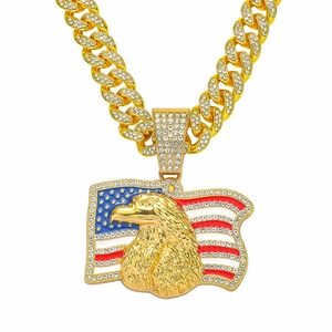 Collier hip hop avec pendentif drapeau américain et aigle doré orné de strass blancs