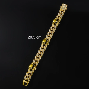 Détail du bracelet gourmette doré de 20,5 cm avec têtes de mort et cristaux scintillants