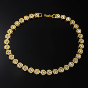 Détail de collier tennis hip hop doré avec pendentifs ronds sertis de faux diamants