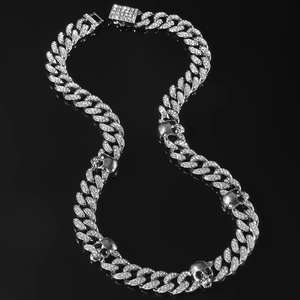 Collier chaîne cubaine punk en argent avec crânes et cristaux pavés pour hommes