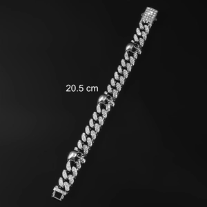 Bracelet à maillons cubains avec strass brillants et crânes, longueur 20,5 cm sur fond noir