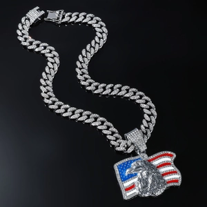 Détail du pendentif aigle drapeau américain sur une chaîne cubaine hip-hop sertie de strass