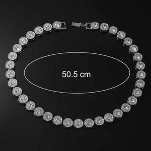 Détail du collier argenté avec maillons pavés de cristaux et pierre centrale