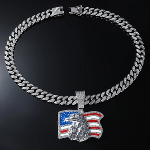 Vue détaillée du collier hip-hop argenté avec pendentif aigle, drapeau et strass