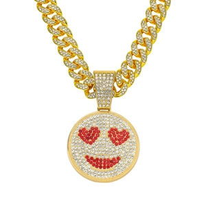 Collier hip hop doré avec pendentif emoji souriant aux yeux en cœur serti de faux diamants