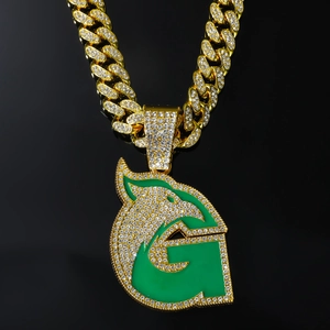 Pendentif animal hip hop plaqué or avec strass étincelants sur une grosse chaîne cubaine
