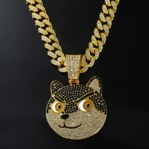 Hip-Hop-Gold-Cuban-Kette mit funkelndem Iced-Out Doge-Anhänger vor schwarzem Spiegelhintergrund