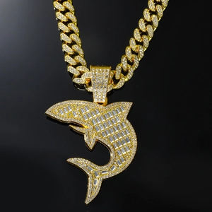 Chaîne cubaine dorée hip hop avec luxueux pendentif requin serti de cristaux