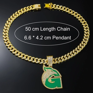 Vue détaillée du pendentif loup glacé sur chaîne cubaine dorée de 6,6x4,2 cm