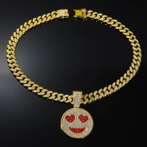Chaîne cubaine dorée avec pendentif smiley incrusté de diamants et yeux en cœur rouge
