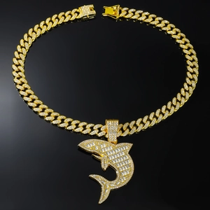 Détail du collier hip-hop cubain doré avec pendentif requin serti de zircons brillants
