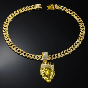 Dettaglio del ciondolo testa di leone con corona e catena cubana dorata stile hip hop