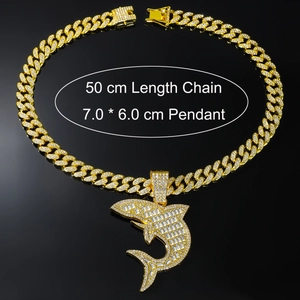 Détails du pendentif requin glacé avec chaîne cubaine dorée de dimensions 7,0x6,0 cm