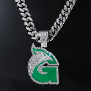 Collier maille cubaine hip hop avec un grand pendentif loup glacé argenté et vert