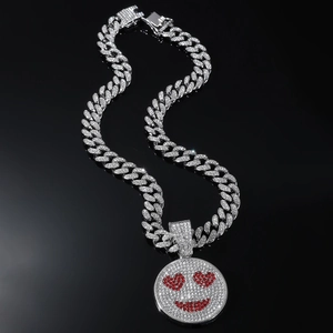Détail du collier hip-hop argenté avec pendentif smiley aux yeux en cœur rouge serti