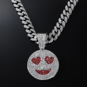 Collier chaîne cubaine hip hop avec pendentif visage souriant aux yeux de cœur rouges